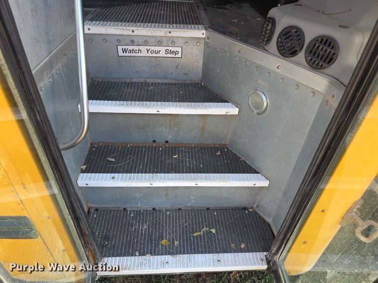 image for item FI0684 2004 Bluebird school bus