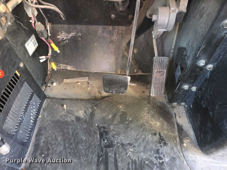 image for item FI0684 2004 Bluebird school bus