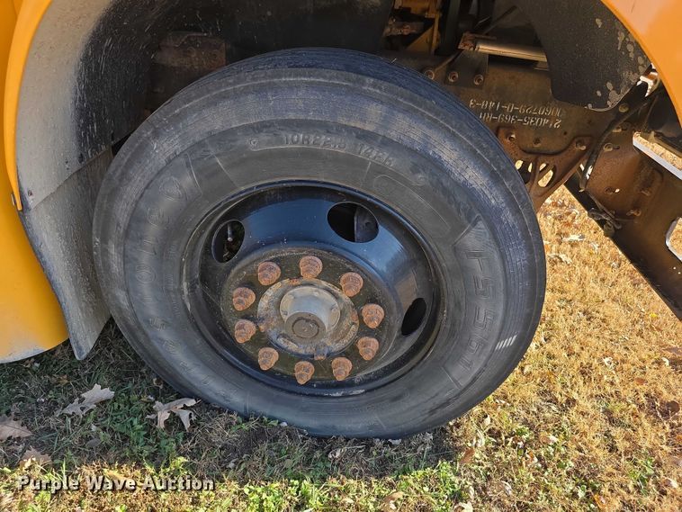 image for item FI0684 2004 Bluebird school bus