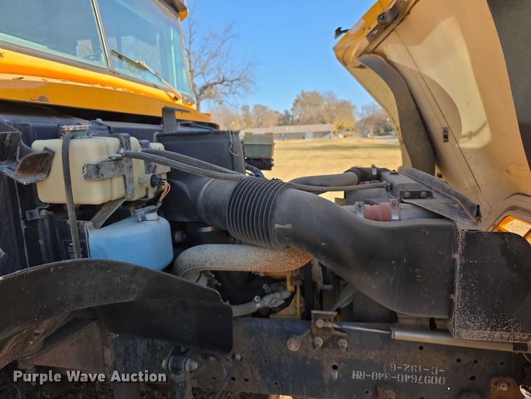 image for item FI0685 2007 Bluebird school bus