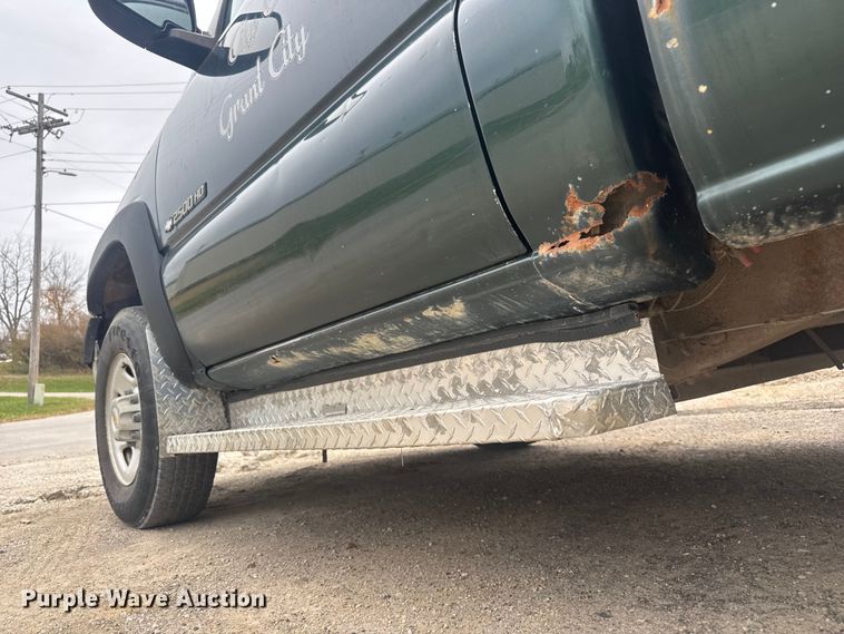 image for item FK0612 2002 Chevrolet Silverado 2500HD  pickup truck