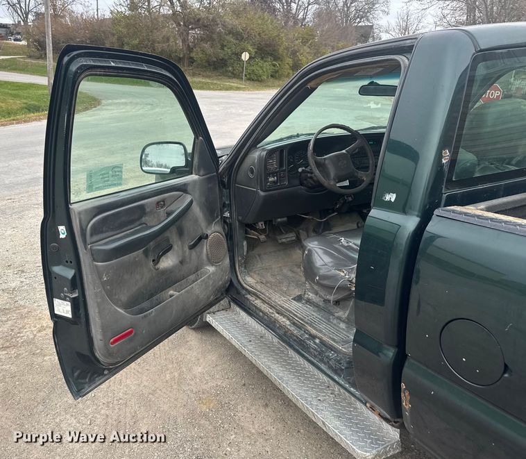 image for item FK0612 2002 Chevrolet Silverado 2500HD  pickup truck