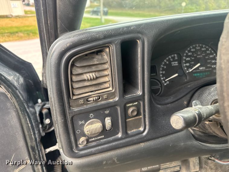 image for item FK0612 2002 Chevrolet Silverado 2500HD  pickup truck