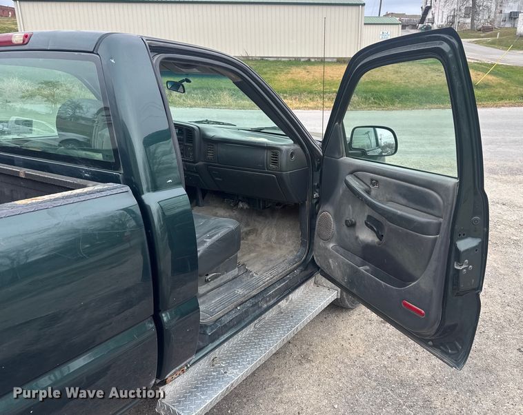 image for item FK0612 2002 Chevrolet Silverado 2500HD  pickup truck