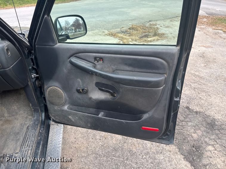 image for item FK0612 2002 Chevrolet Silverado 2500HD  pickup truck