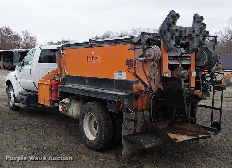 image for item FK0694 2013 Ford F750 Super Duty pothole patcher truck