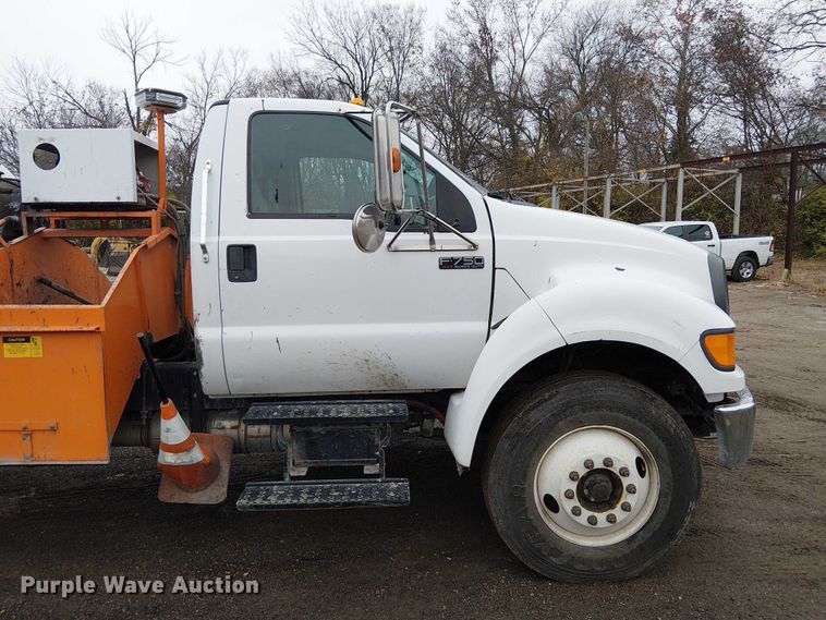 image for item FK0694 2013 Ford F750 Super Duty pothole patcher truck