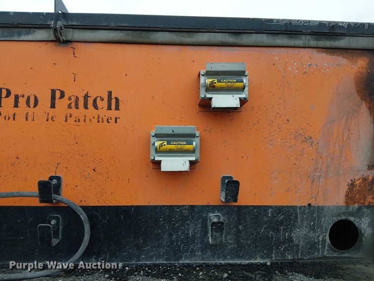 image for item FK0694 2013 Ford F750 Super Duty pothole patcher truck