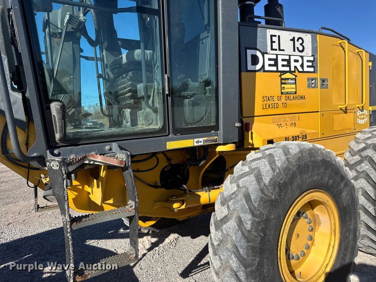 image for item NA9895 2010 John Deere 772G motor grader