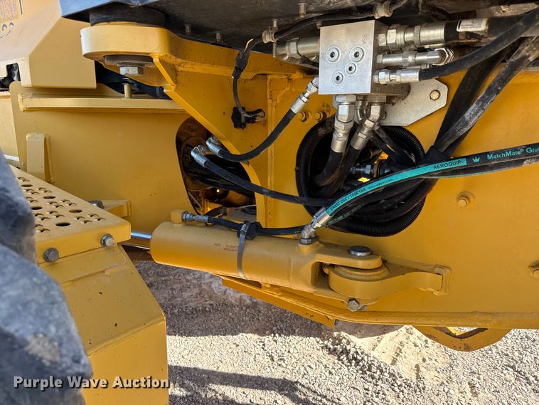 image for item NA9895 2010 John Deere 772G motor grader