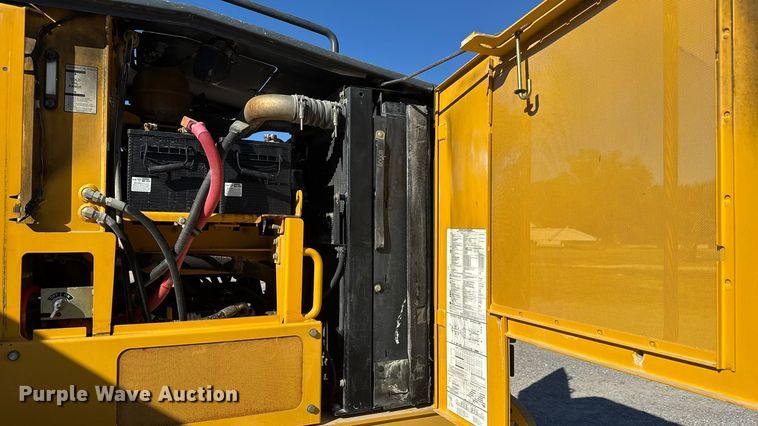 image for item NA9895 2010 John Deere 772G motor grader