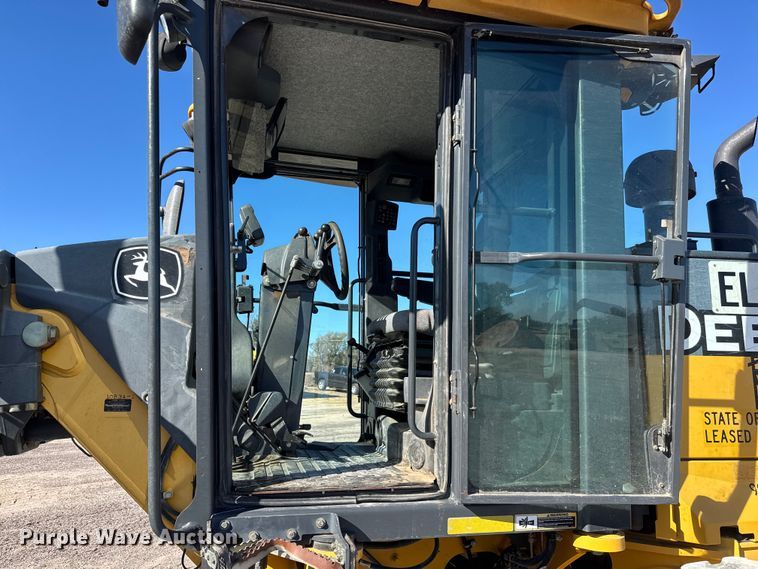 image for item NA9895 2010 John Deere 772G motor grader