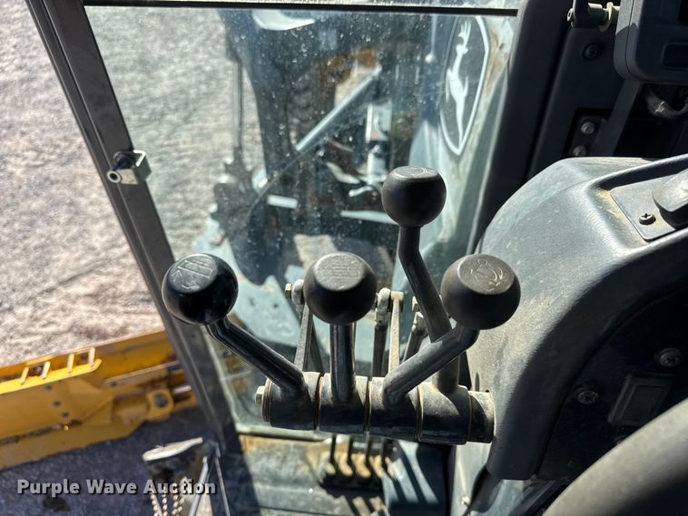 image for item NA9895 2010 John Deere 772G motor grader