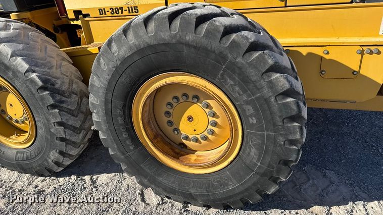 image for item NA9895 2010 John Deere 772G motor grader