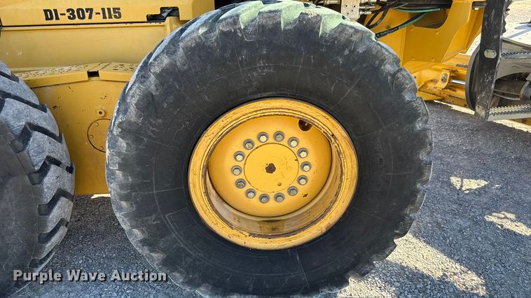 image for item NA9895 2010 John Deere 772G motor grader