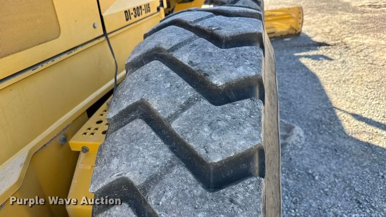 image for item NA9895 2010 John Deere 772G motor grader