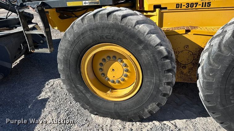 image for item NA9895 2010 John Deere 772G motor grader