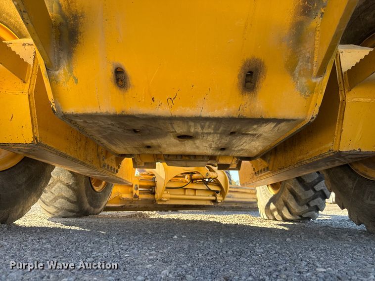 image for item NA9896 2003 John Deere 772CH Series II motor grader