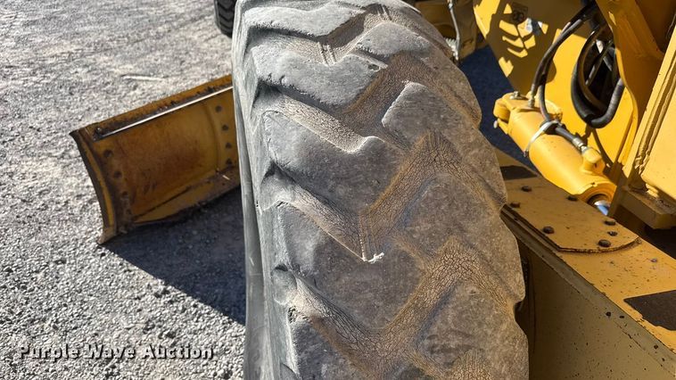 image for item NA9896 2003 John Deere 772CH Series II motor grader