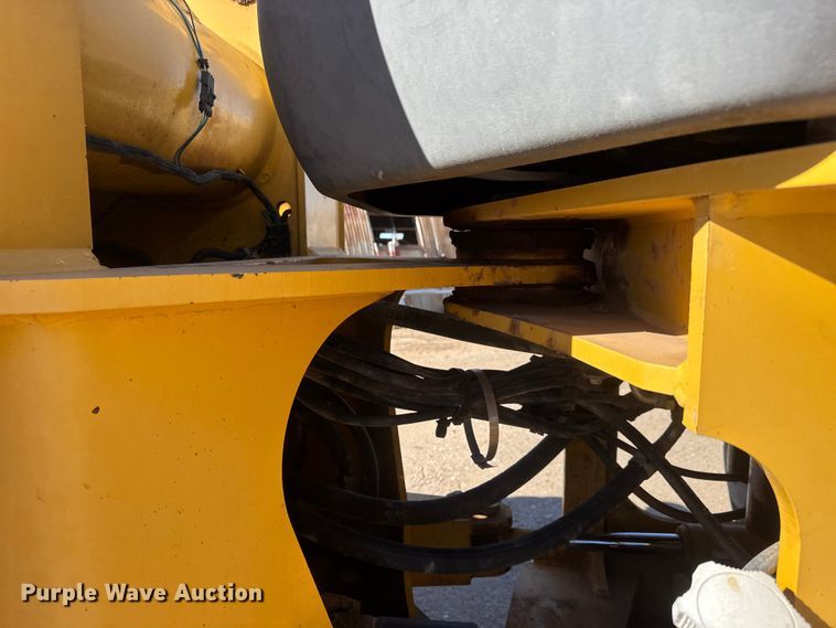 image for item NA9898 2004 John Deere 644J wheel loader