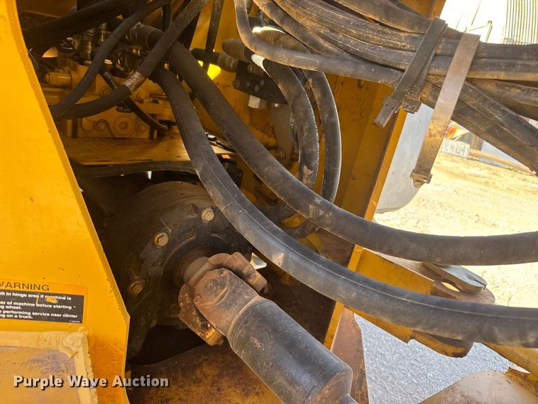 image for item NA9898 2004 John Deere 644J wheel loader