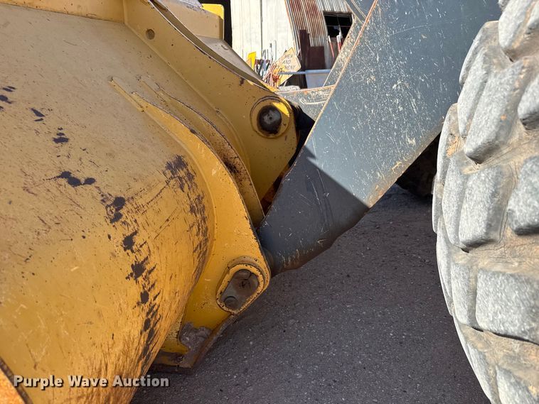 image for item NA9898 2004 John Deere 644J wheel loader