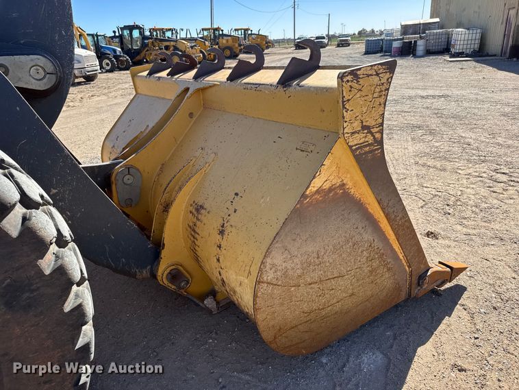 image for item NA9898 2004 John Deere 644J wheel loader