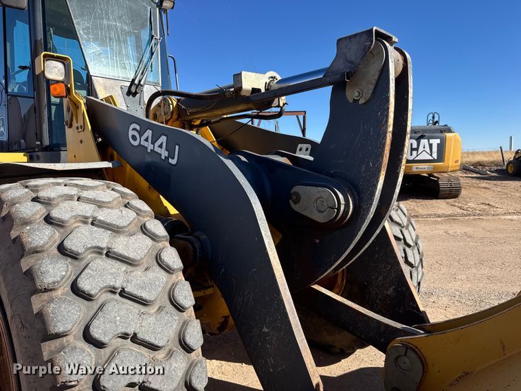 image for item NA9898 2004 John Deere 644J wheel loader