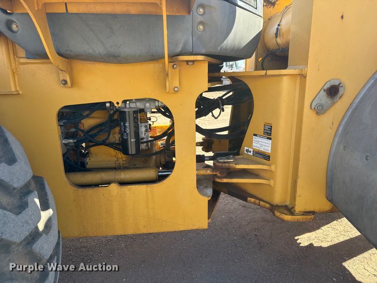 image for item NA9898 2004 John Deere 644J wheel loader