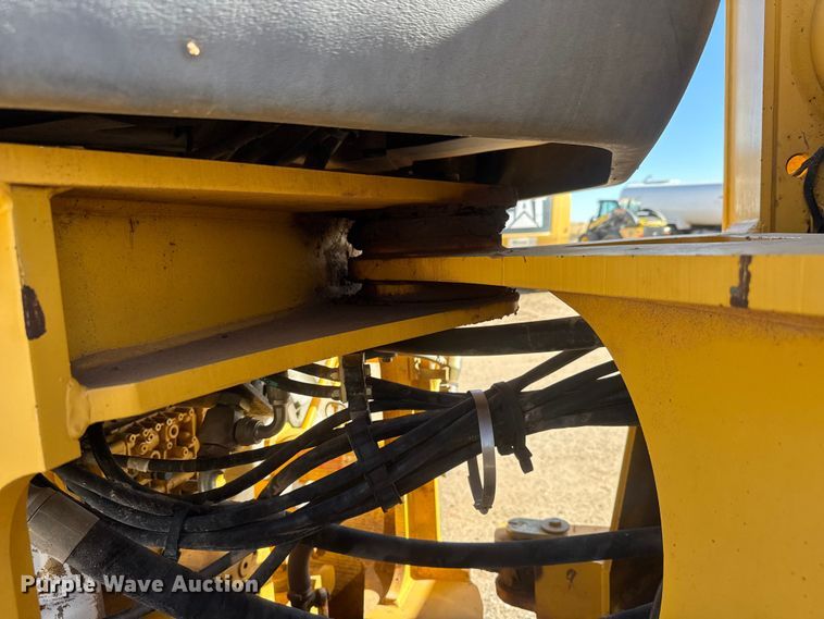 image for item NA9898 2004 John Deere 644J wheel loader