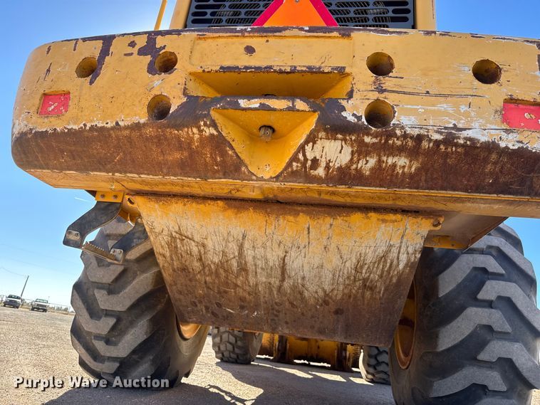 image for item NA9898 2004 John Deere 644J wheel loader