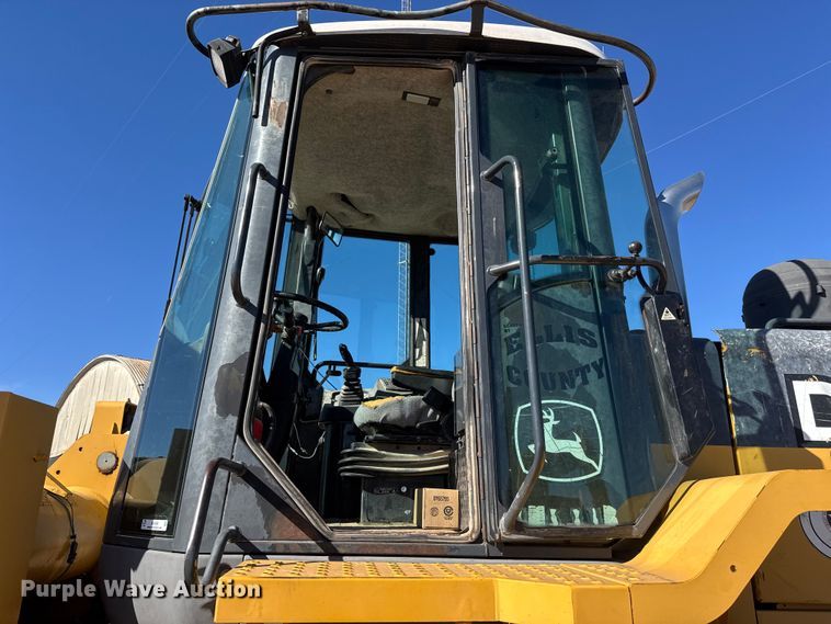 image for item NA9898 2004 John Deere 644J wheel loader