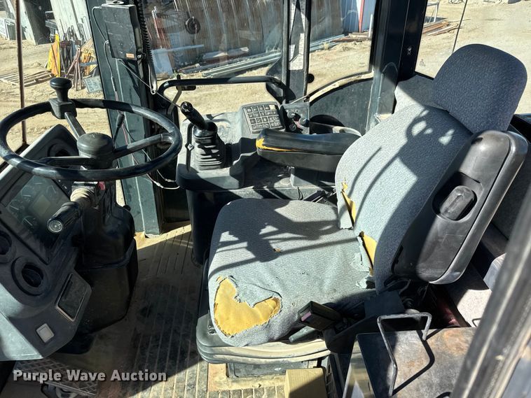 image for item NA9898 2004 John Deere 644J wheel loader