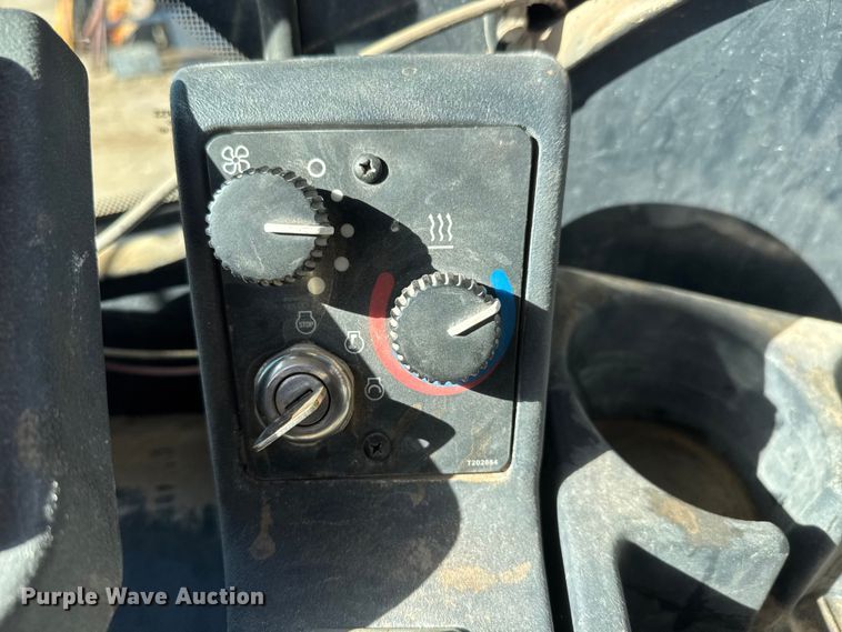 image for item NA9898 2004 John Deere 644J wheel loader