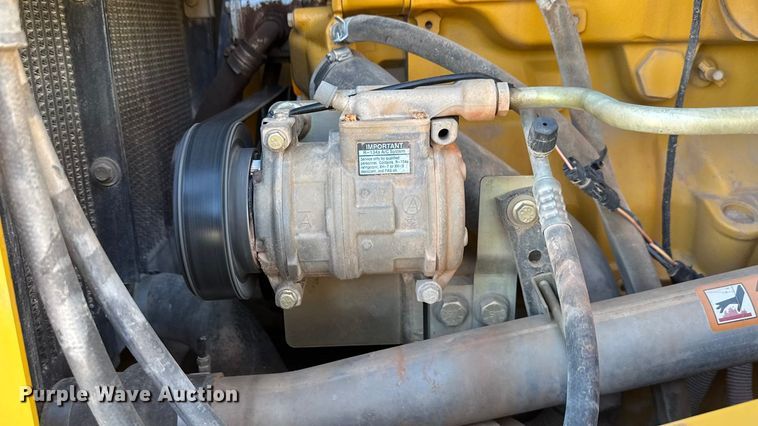 image for item NA9898 2004 John Deere 644J wheel loader