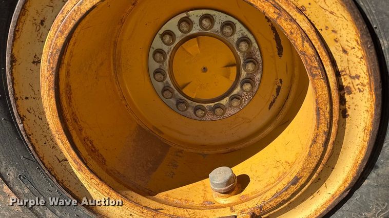 image for item NA9898 2004 John Deere 644J wheel loader