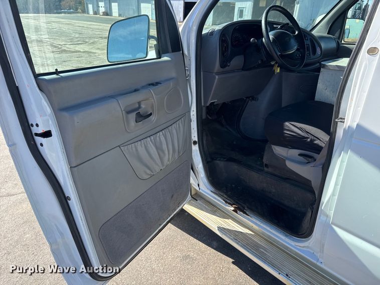 image for item NA9905 1999 Ford E350 van