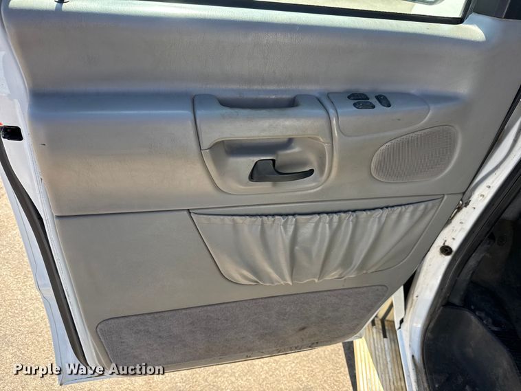 image for item NA9905 1999 Ford E350 van