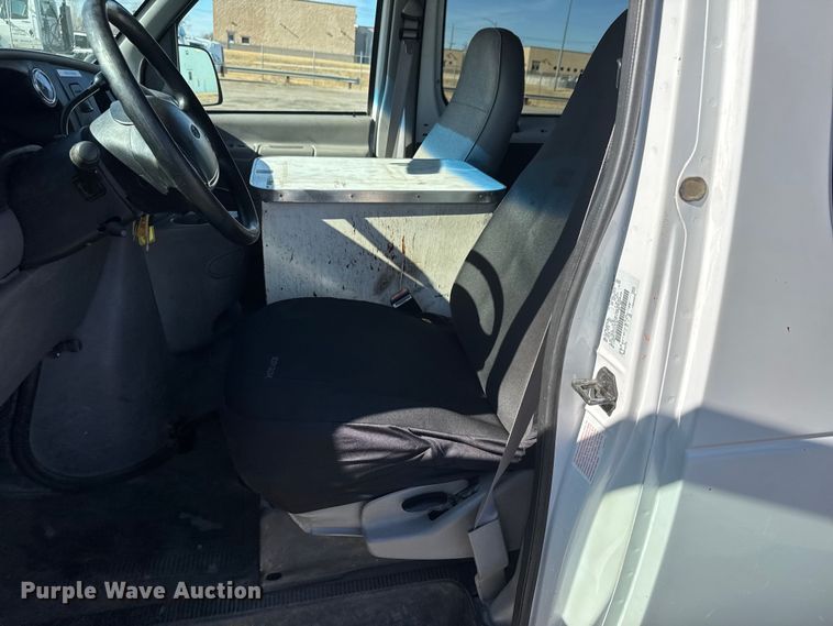 image for item NA9905 1999 Ford E350 van