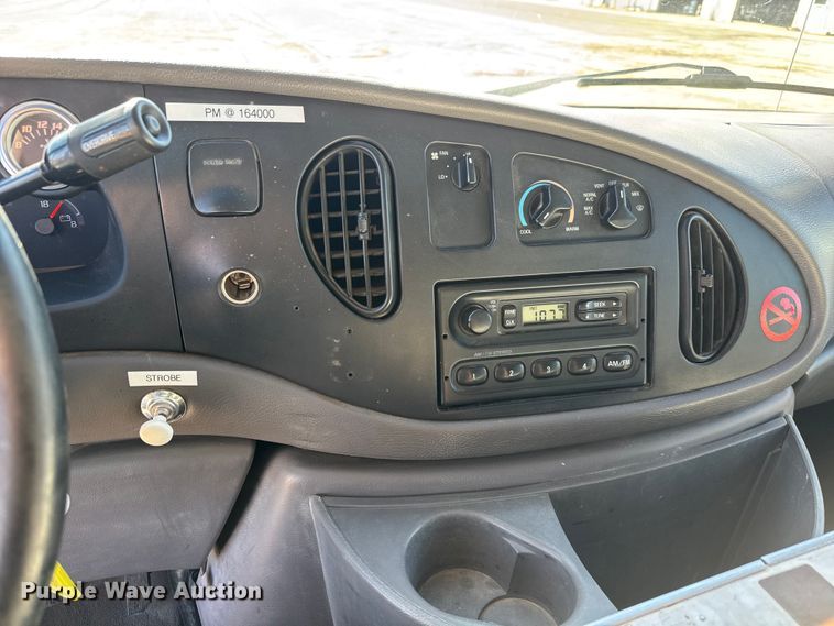 image for item NA9905 1999 Ford E350 van