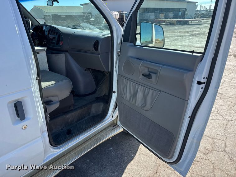 image for item NA9905 1999 Ford E350 van