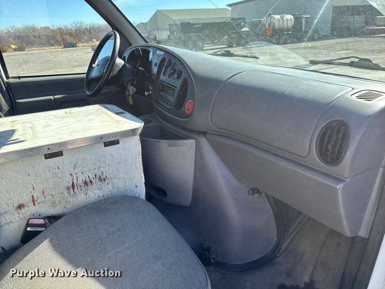 image for item NA9905 1999 Ford E350 van