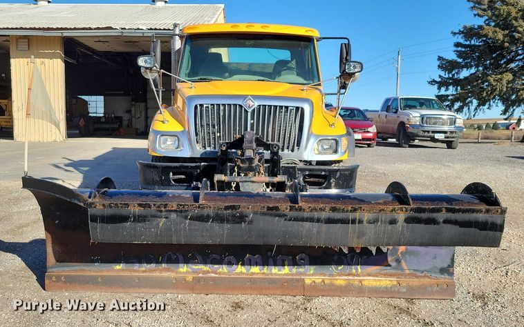 image for item NO9769 2006 International 7300 dump / spreader truck