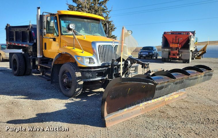 image for item NO9769 2006 International 7300 dump / spreader truck