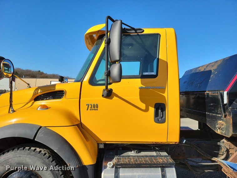 image for item NO9769 2006 International 7300 dump / spreader truck