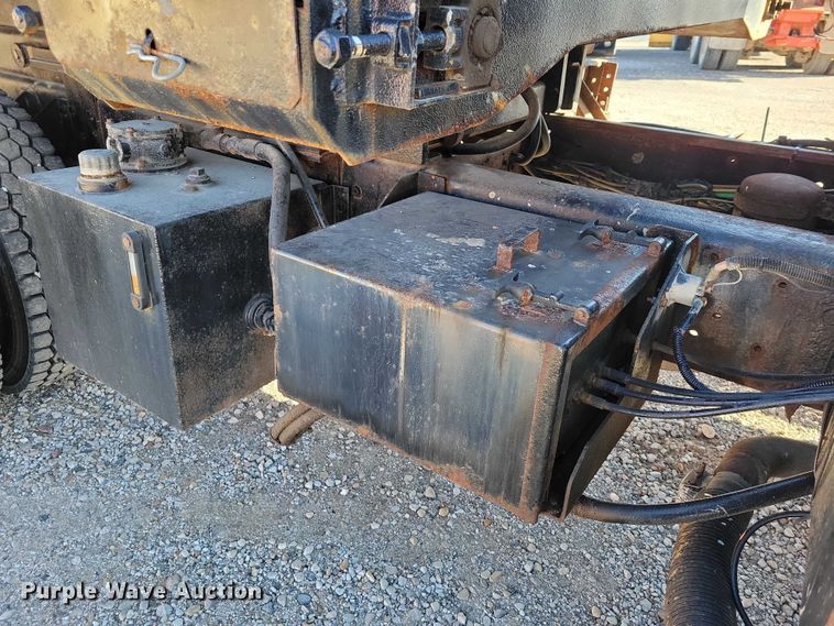 image for item NO9769 2006 International 7300 dump / spreader truck