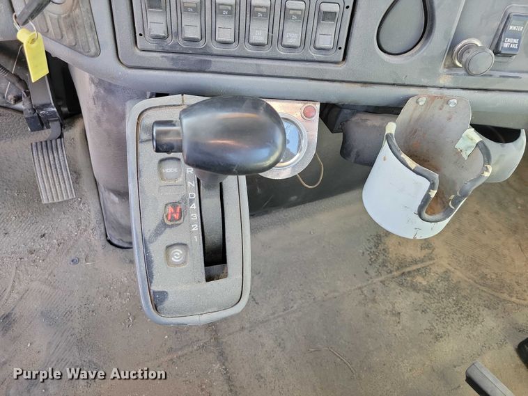 image for item NO9769 2006 International 7300 dump / spreader truck