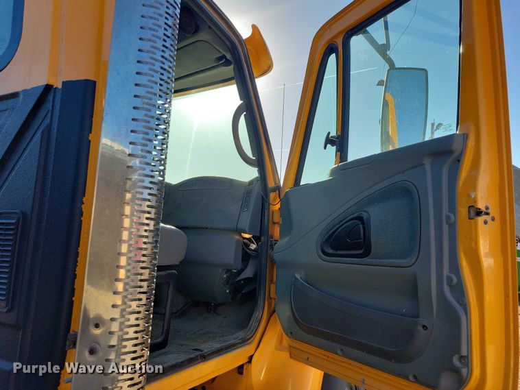 image for item NO9769 2006 International 7300 dump / spreader truck