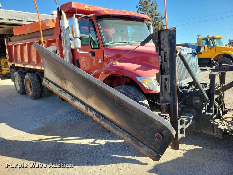 image for item NO9770 2003 International 7400 dump truck