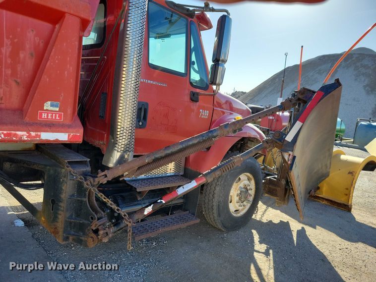 image for item NO9770 2003 International 7400 dump truck